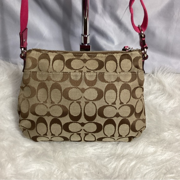 Coach Poppy Daisy Khaki Signature C with Raspberry Leather Swingpack EUC - Picture 5 of 14